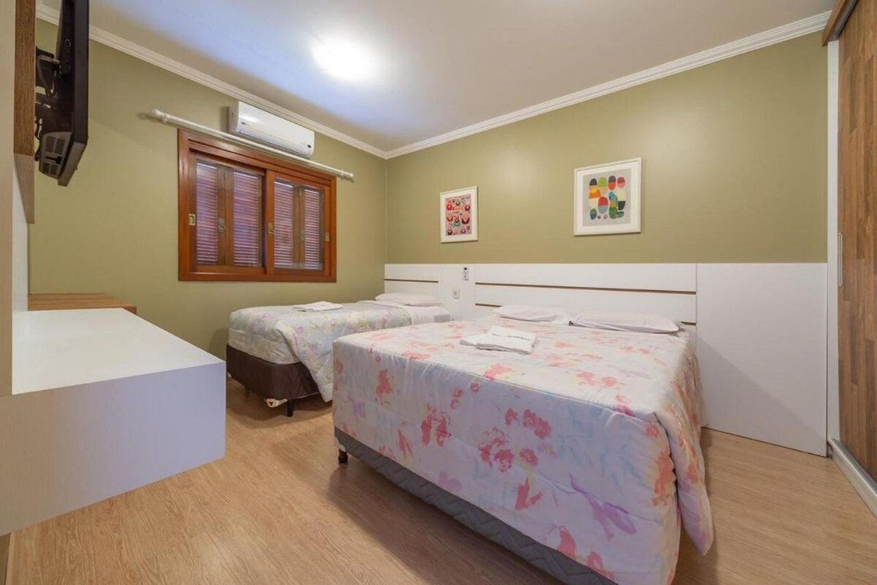 Gramado Solar Real - 2 Apts De 2 Quartos No Mesmo Predio, Cada Um Comporta Ate 7 Pessoas - Ideal Para Grupos - Central - Ideal Para Andar A Pe, Nesta Plataforma Desde Janeiro De 2016, Oferecemos Credibilidade - Seu Pet E Bem-Vindo - Garagem Coberta Exterior photo
