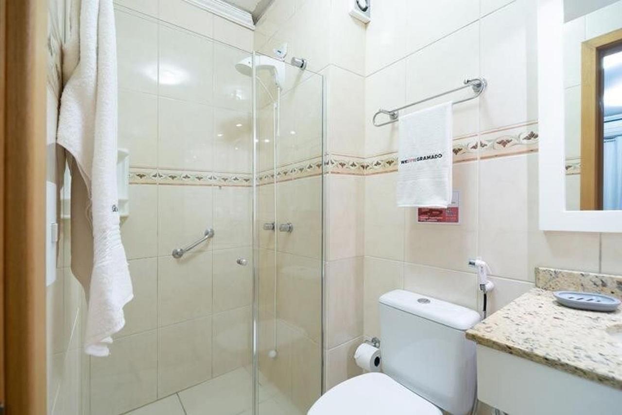 Gramado Solar Real - 2 Apts De 2 Quartos No Mesmo Predio, Cada Um Comporta Ate 7 Pessoas - Ideal Para Grupos - Central - Ideal Para Andar A Pe, Nesta Plataforma Desde Janeiro De 2016, Oferecemos Credibilidade - Seu Pet E Bem-Vindo - Garagem Coberta Exterior photo
