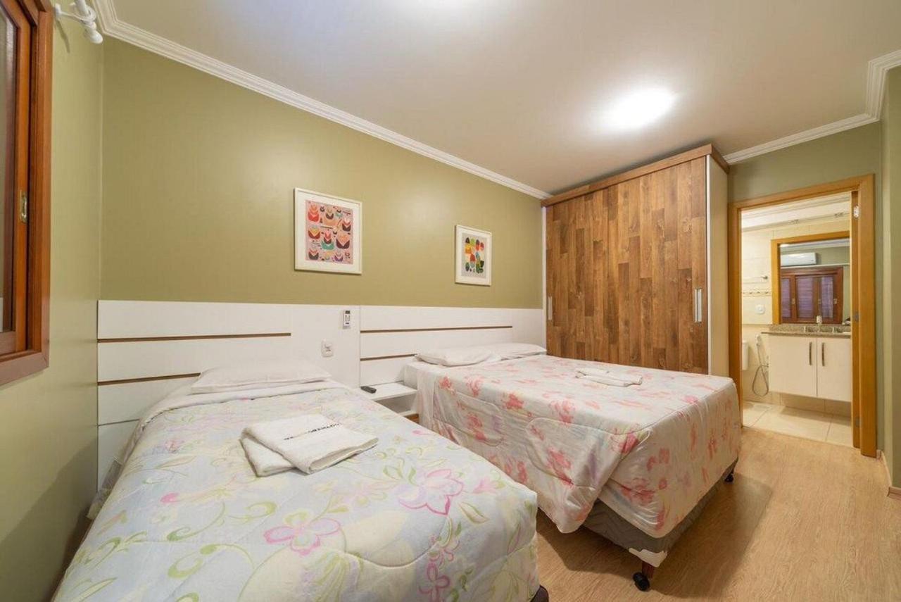 Gramado Solar Real - 2 Apts De 2 Quartos No Mesmo Predio, Cada Um Comporta Ate 7 Pessoas - Ideal Para Grupos - Central - Ideal Para Andar A Pe, Nesta Plataforma Desde Janeiro De 2016, Oferecemos Credibilidade - Seu Pet E Bem-Vindo - Garagem Coberta Exterior photo